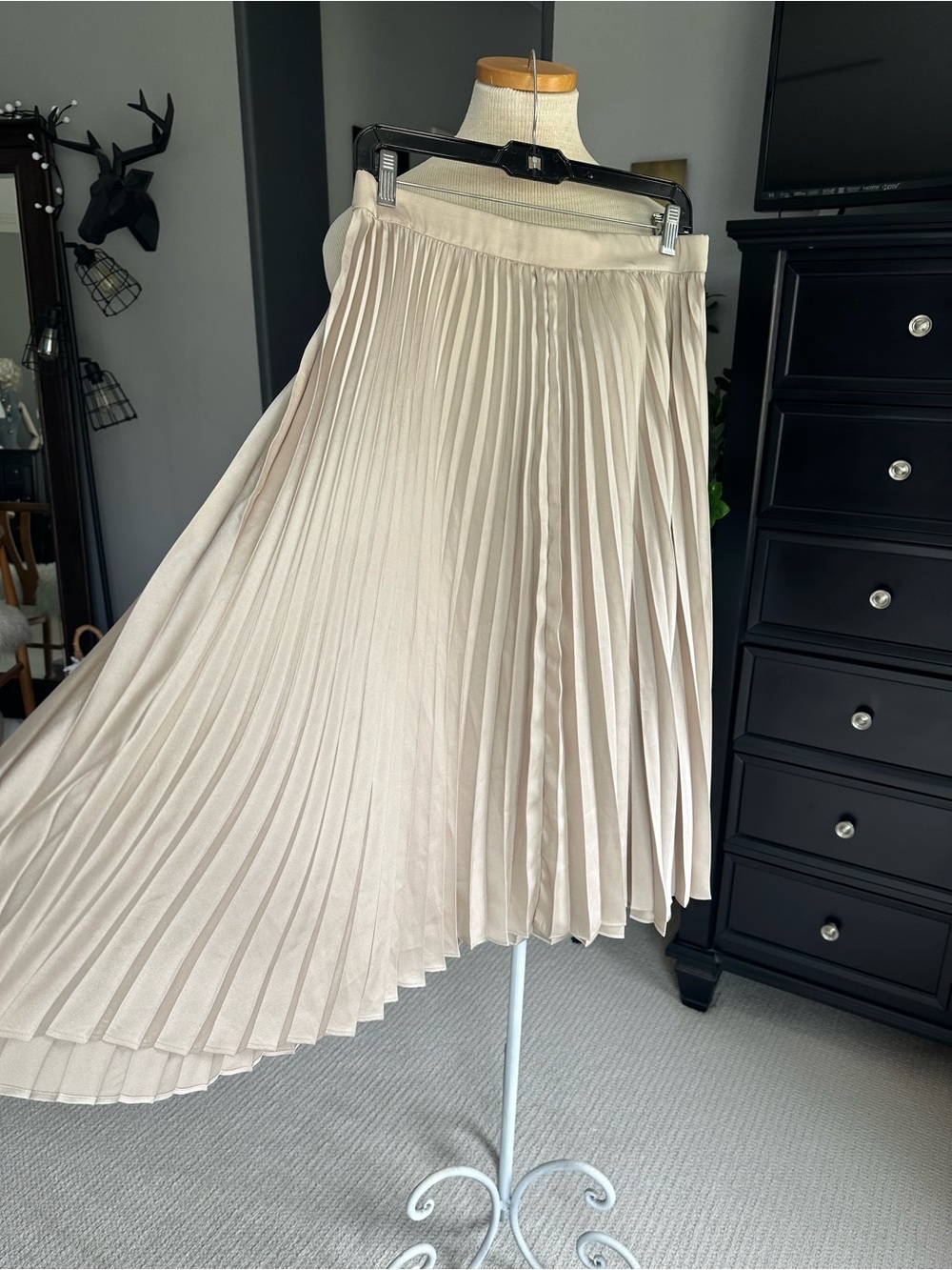J. Crew Pleated Midi Skirt in Light Beige size medium - Picture 4 of 15
